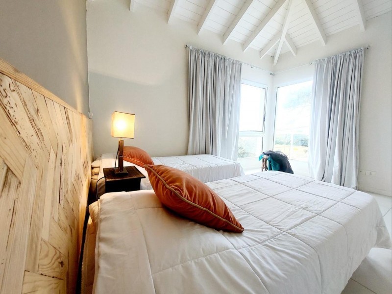 Moderno chalet en alquiler en Montoya, La Barra a una cuadra del mar.